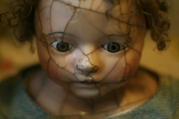 broken doll face Photo by Aimee Vogelsang on Unsplash
